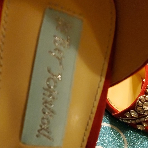 SHOES - Picture 3 of 8